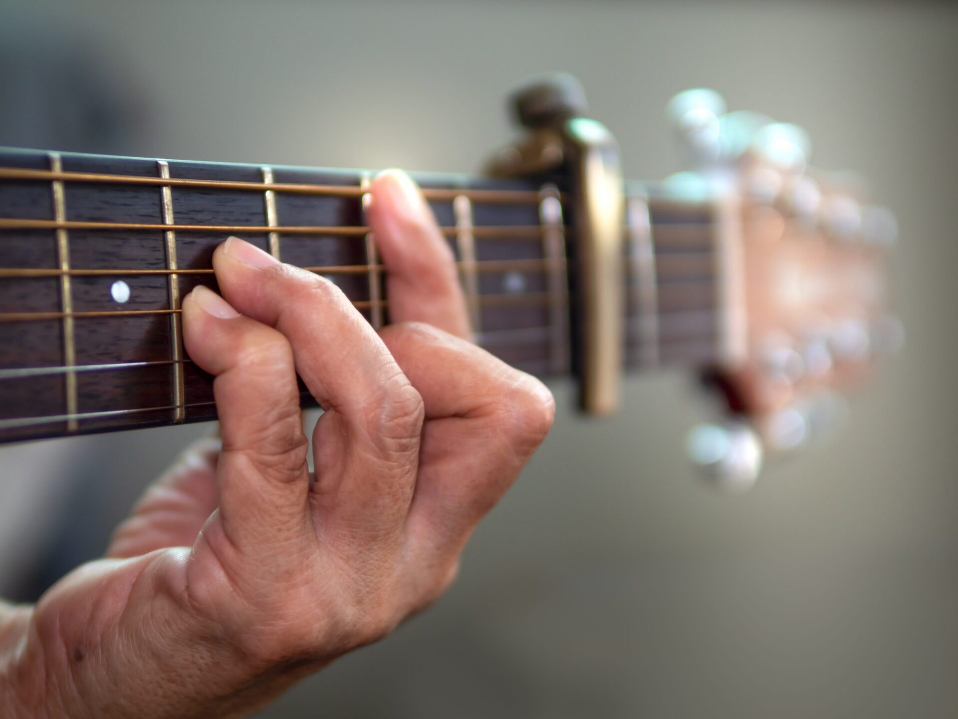 Hand mit Gitarre