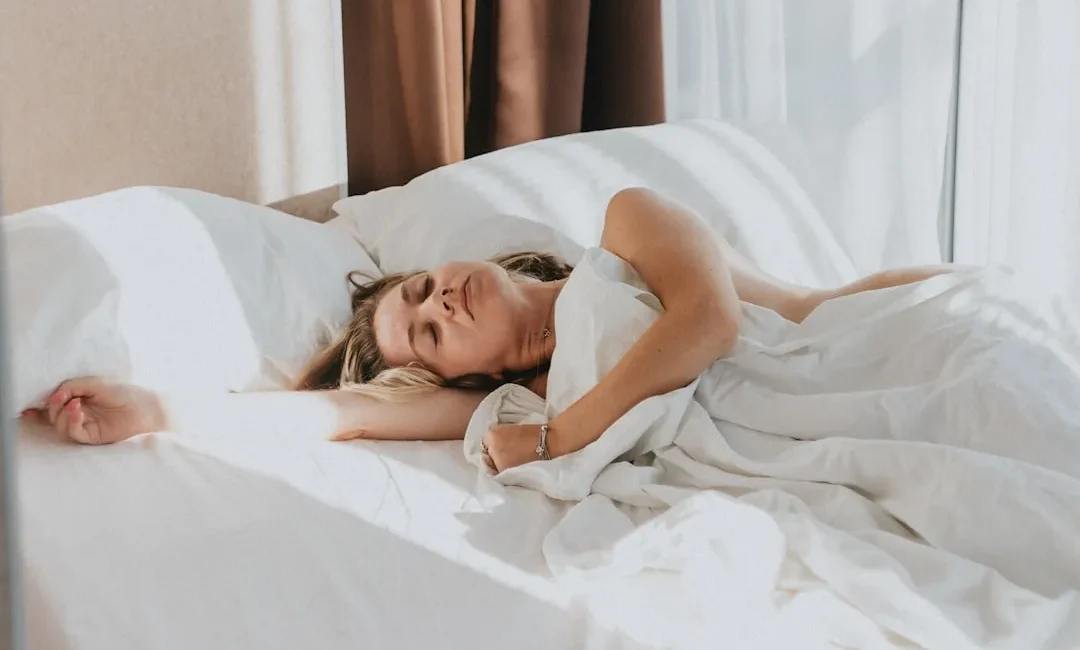 Frau schläft entspannt im Bett – erholsamer Schlaf dank 4-7-8 Atemtechnik