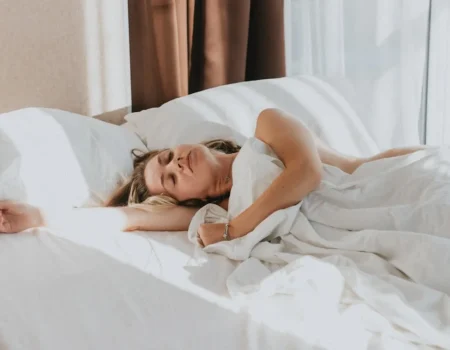 Frau schläft entspannt im Bett – erholsamer Schlaf dank 4-7-8 Atemtechnik