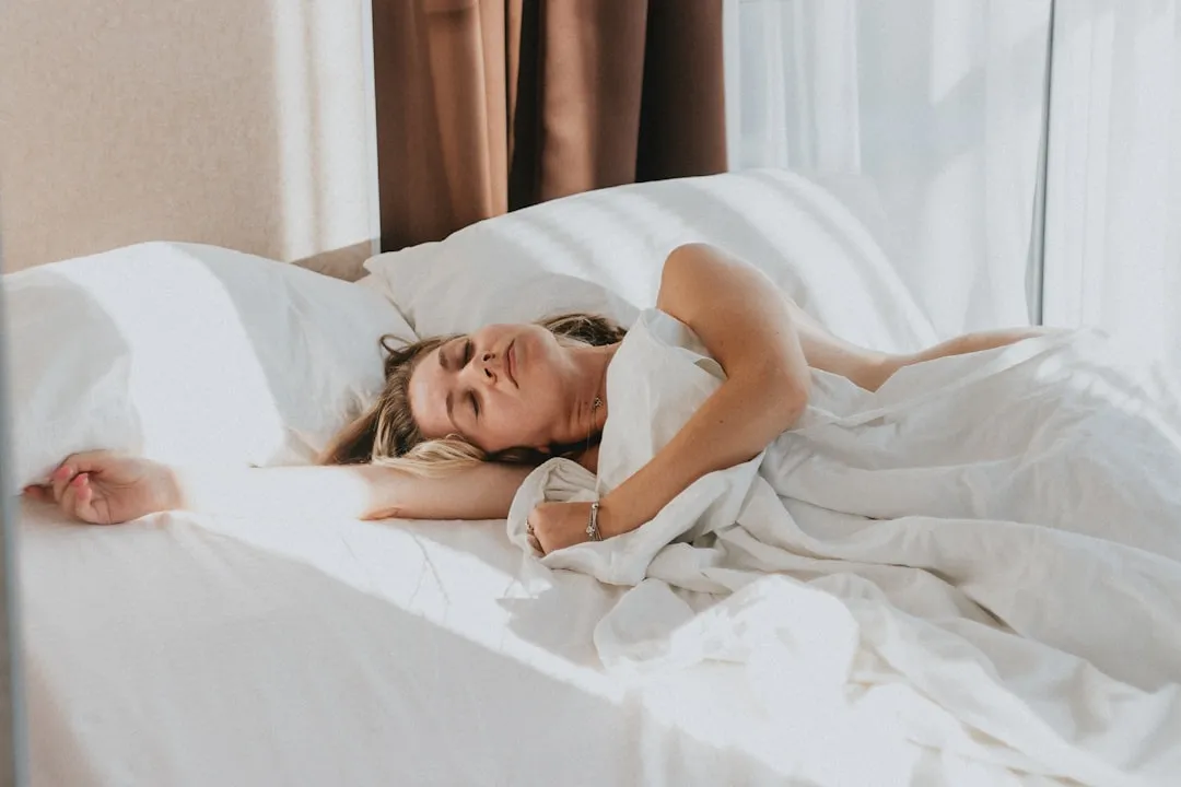 Frau schläft entspannt im Bett – erholsamer Schlaf dank 4-7-8 Atemtechnik