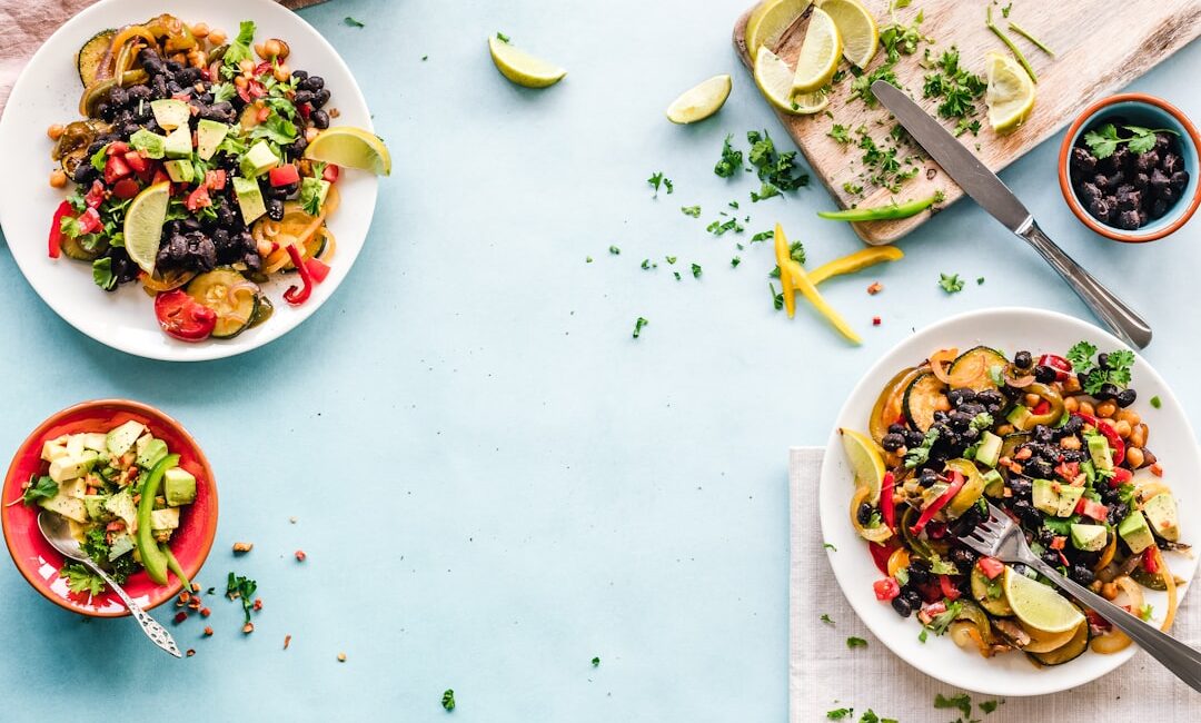 Bunte Bowls mit frischem Gemüse und Hülsenfrüchten – gesunde Ernährung für ein starkes Mikrobiom