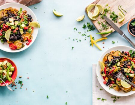 Bunte Bowls mit frischem Gemüse und Hülsenfrüchten – gesunde Ernährung für ein starkes Mikrobiom
