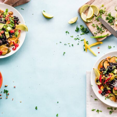 Bunte Bowls mit frischem Gemüse und Hülsenfrüchten – gesunde Ernährung für ein starkes Mikrobiom