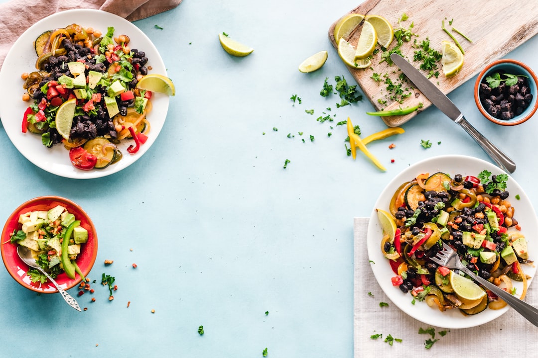 Bunte Bowls mit frischem Gemüse und Hülsenfrüchten – gesunde Ernährung für ein starkes Mikrobiom
