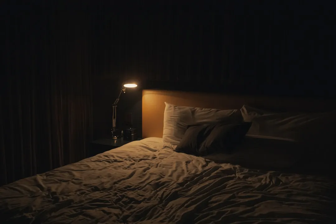 Gemütliches Schlafzimmer mit warmem Licht – perfekte Atmosphäre für ein Abendritual