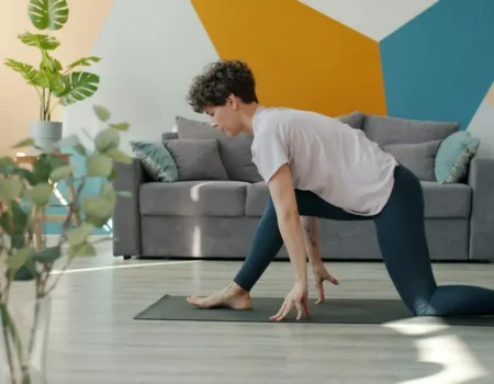 Frau macht Yoga zuhause auf der Matte – 5-Minuten-Yoga für Anfänger mit Gratis-Apps