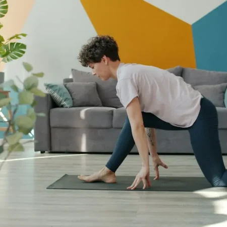 Frau macht Yoga zuhause auf der Matte – 5-Minuten-Yoga für Anfänger mit Gratis-Apps