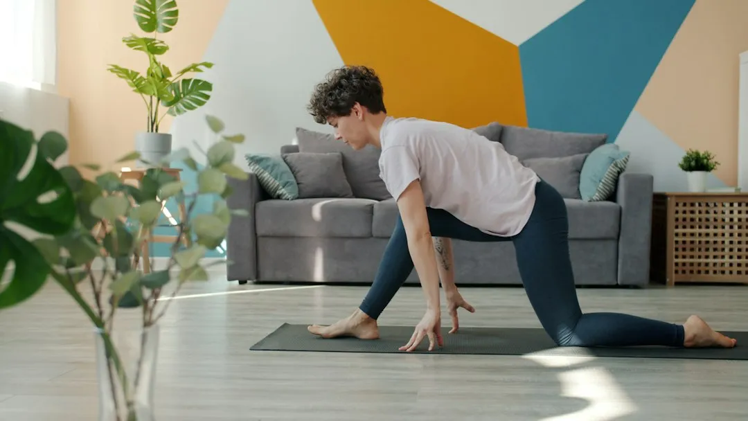 Frau macht Yoga zuhause auf der Matte – 5-Minuten-Yoga für Anfänger mit Gratis-Apps