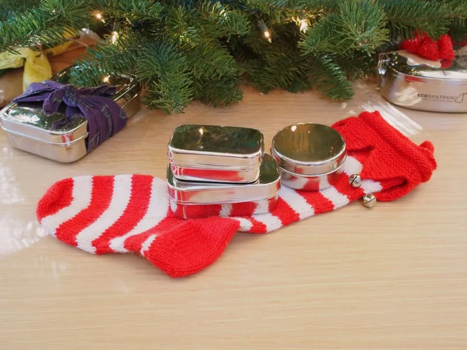 Rot-weiße Weihnachtssocken auf einem Tisch – kleine Geschenkidee für den Adventkalender für Erwachsene