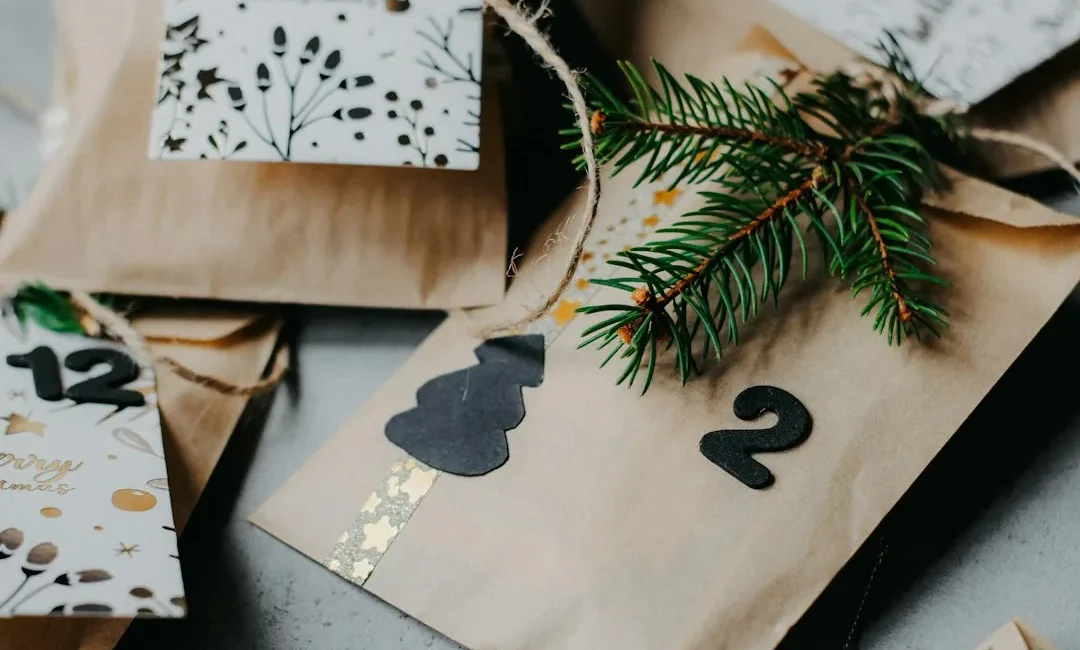 Braune Papiersackerl auf einem Tisch – selbst befüllter Adventkalender mit 24 Überraschungen