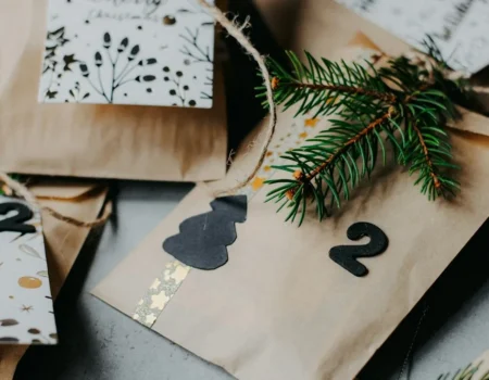 Braune Papiersackerl auf einem Tisch – selbst befüllter Adventkalender mit 24 Überraschungen