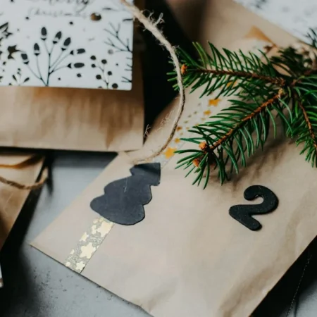 Braune Papiersackerl auf einem Tisch – selbst befüllter Adventkalender mit 24 Überraschungen