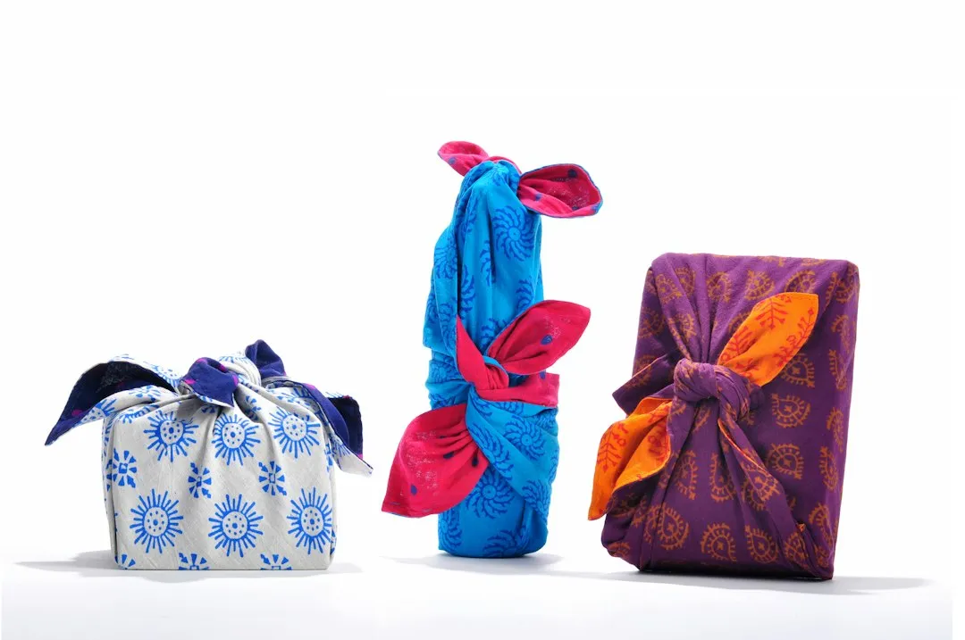 Geschenke in gemusterte Stofftücher gewickelt – Furoshiki als plastikfreie Verpackung