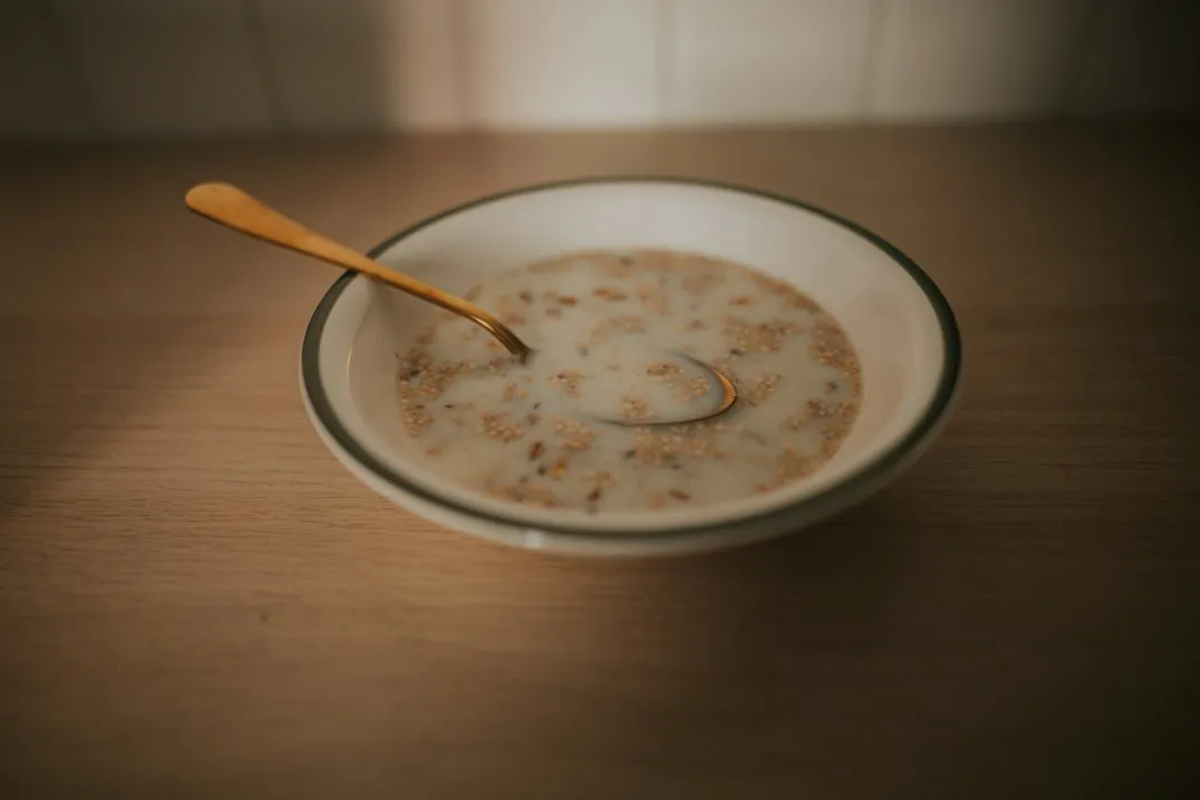 Müslischüssel mit Löffel – selbst gemachte Hafermilch passt perfekt zum Frühstück