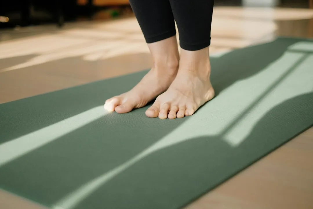 Person auf Yogamatte im hellen Raum – entspanntes Home-Yoga für Einsteiger