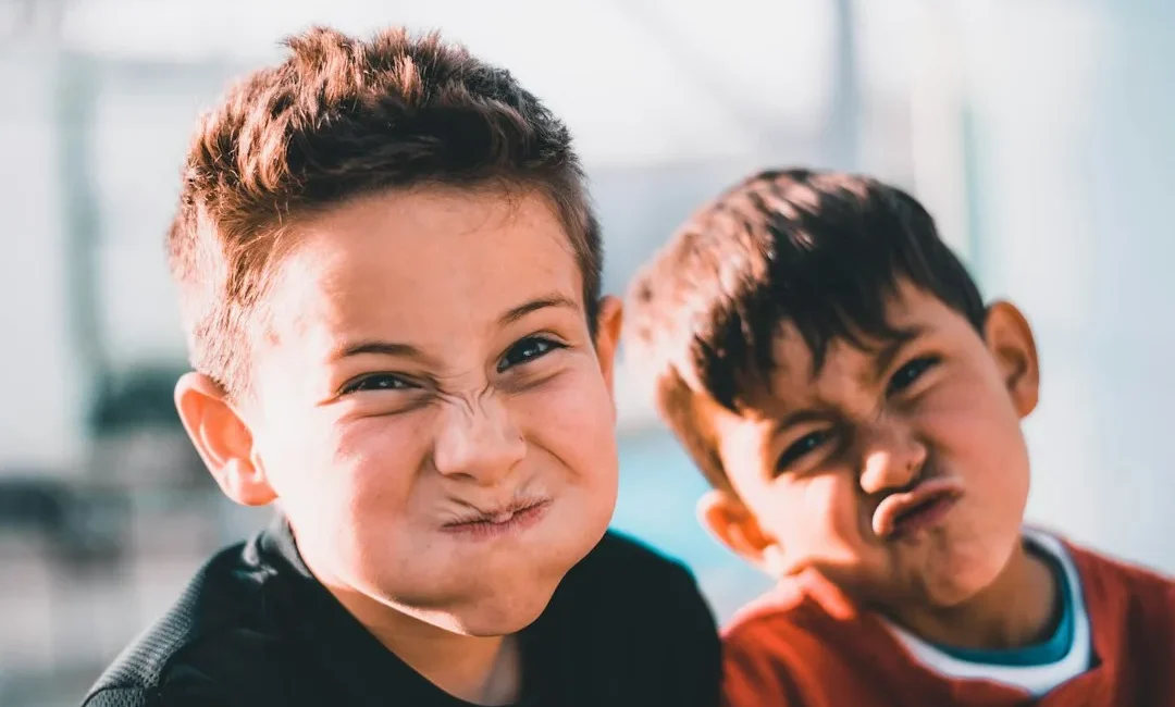 Lachendes Kind – Kinderwitze bringen Kinder und Erwachsene zum Lachen