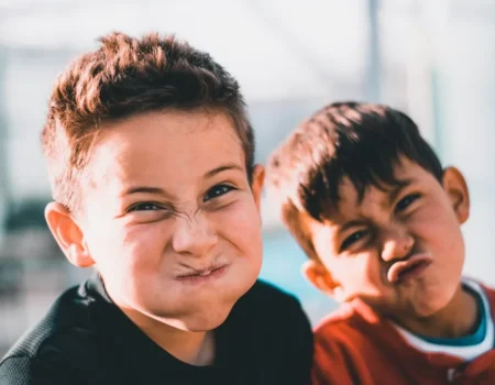 Lachendes Kind – Kinderwitze bringen Kinder und Erwachsene zum Lachen