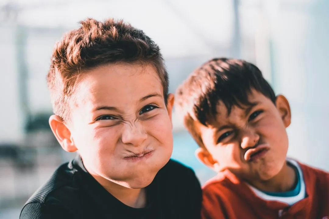 Lachendes Kind – Kinderwitze bringen Kinder und Erwachsene zum Lachen