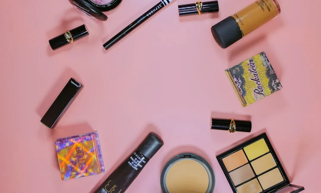 Make-up und Kosmetikprodukte flach ausgelegt – wie lange ist Kosmetik haltbar?