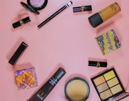 Make-up und Kosmetikprodukte flach ausgelegt – wie lange ist Kosmetik haltbar?