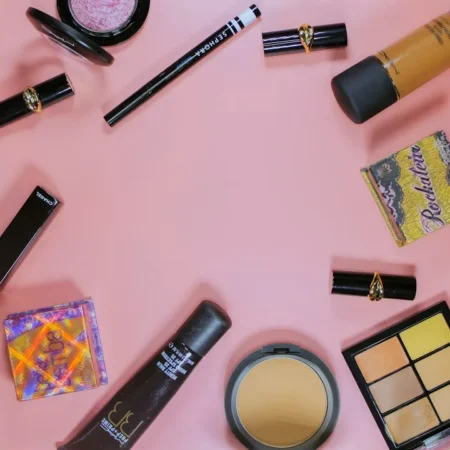 Make-up und Kosmetikprodukte flach ausgelegt – wie lange ist Kosmetik haltbar?