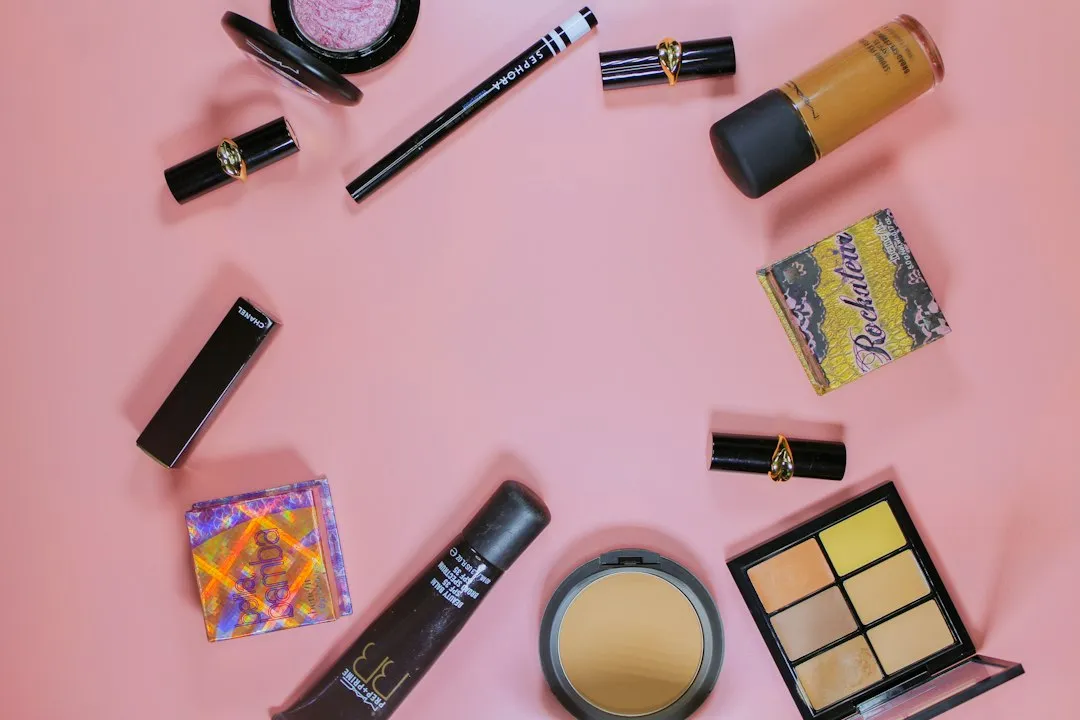 Make-up und Kosmetikprodukte flach ausgelegt – wie lange ist Kosmetik haltbar?