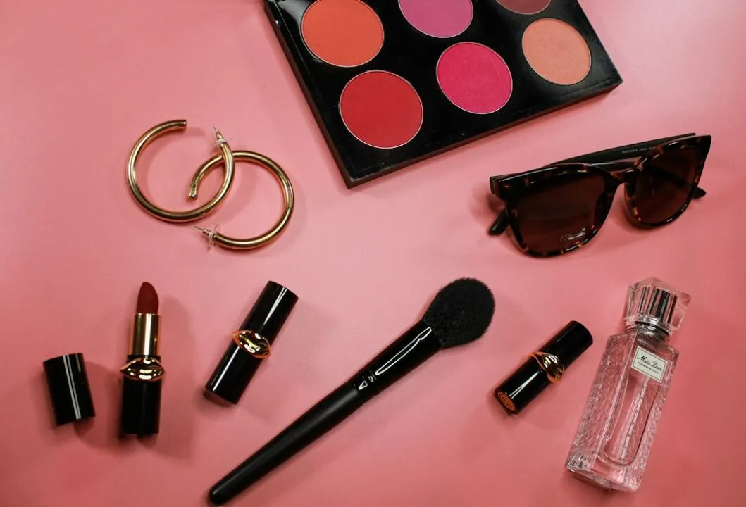 Lippenstifte auf rosa Untergrund – auch Make-up hat ein Ablaufdatum