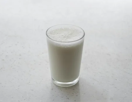 Glas mit weißer Milch – pflanzliche Milch-Alternativen im Überblick