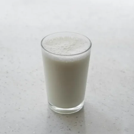 Glas mit weißer Milch – pflanzliche Milch-Alternativen im Überblick