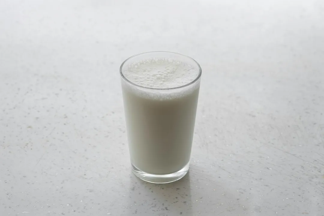 Glas mit weißer Milch – pflanzliche Milch-Alternativen im Überblick