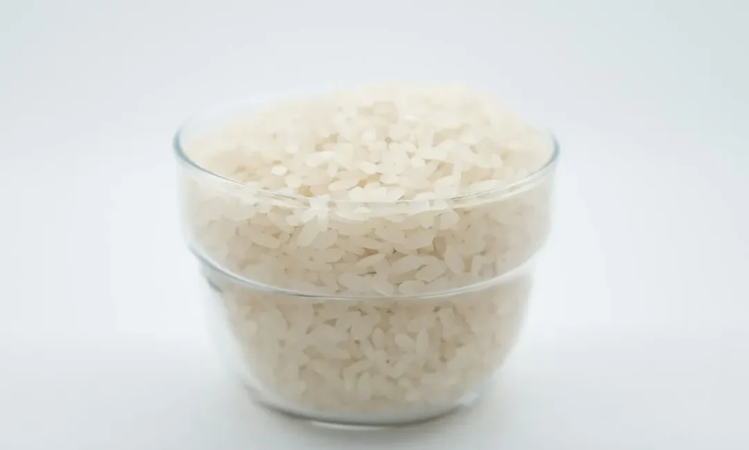 Glasschüssel mit Reis auf weißem Tisch – Reismilch selber machen