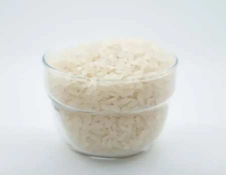Glasschüssel mit Reis auf weißem Tisch – Reismilch selber machen