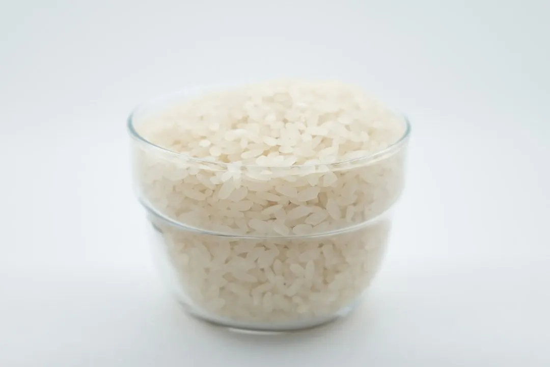 Glasschüssel mit Reis auf weißem Tisch – Reismilch selber machen