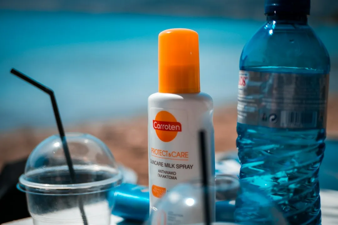 Sonnencremeflasche auf einem Tisch – geöffnete Sonnencreme verliert mit der Zeit ihren UV-Schutz