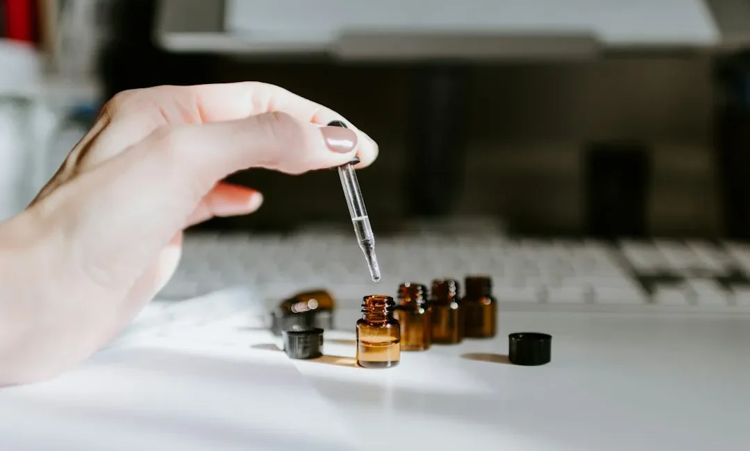 Braunes Fläschchen mit ätherischem Öl auf einem Tisch – ätherische Öle bei Erkältung richtig anwenden