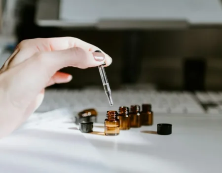 Braunes Fläschchen mit ätherischem Öl auf einem Tisch – ätherische Öle bei Erkältung richtig anwenden