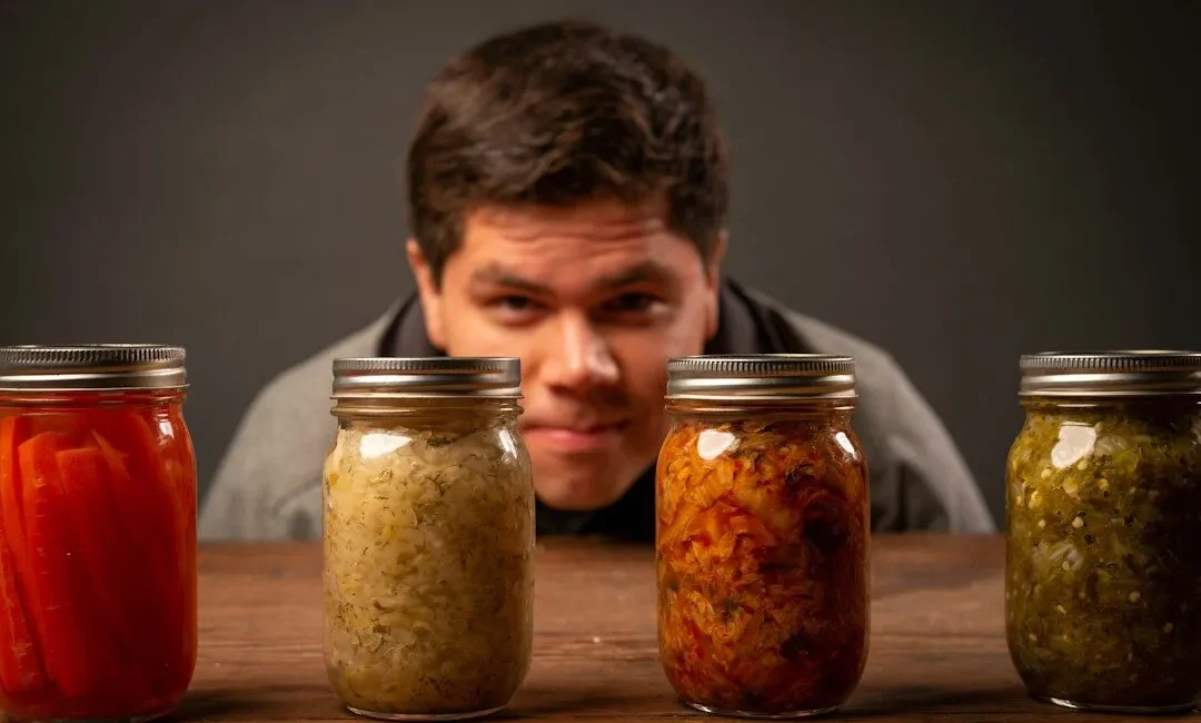Gläser mit selbst fermentiertem Gemüse – Fermentieren macht die Ernte das ganze Jahr haltbar