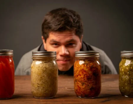 Gläser mit selbst fermentiertem Gemüse – Fermentieren macht die Ernte das ganze Jahr haltbar