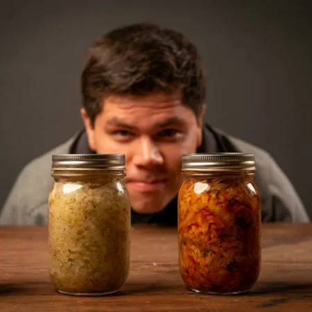 Gläser mit selbst fermentiertem Gemüse – Fermentieren macht die Ernte das ganze Jahr haltbar