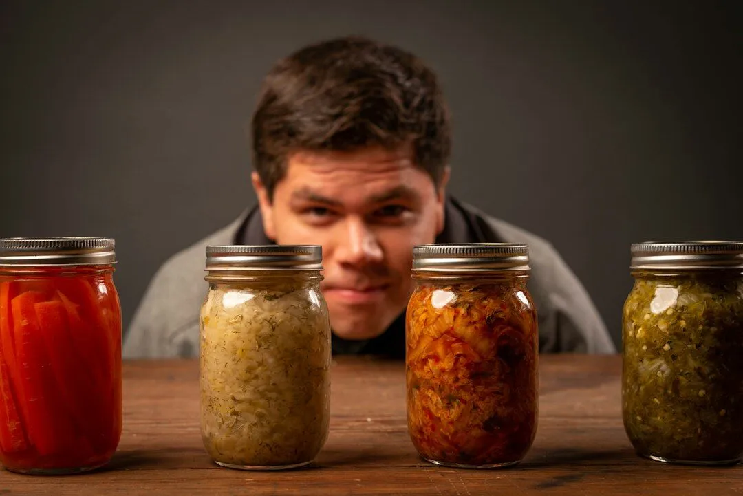 Gläser mit selbst fermentiertem Gemüse – Fermentieren macht die Ernte das ganze Jahr haltbar