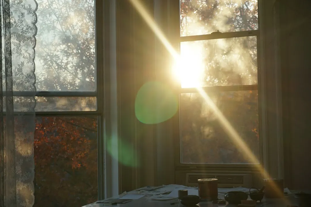 Morgensonne scheint durchs Fenster in einen ruhigen Raum – entspannt in den Tag starten